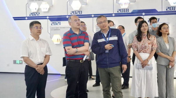 國家發(fā)展改革委外資司司長鄭持平一行蒞臨中偉欽州產業(yè)基地調研