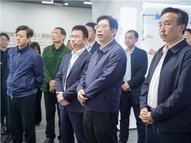 湖南省政協(xié)黨組成員、秘書長鄧群策帶隊考察調(diào)研中偉寧鄉(xiāng)產(chǎn)業(yè)基地